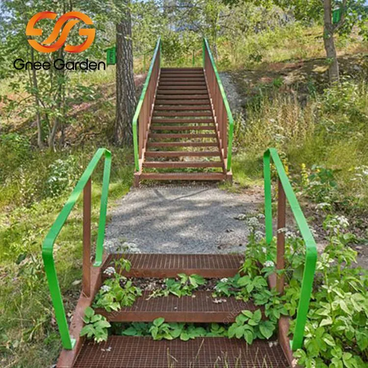 راه پله باغ فولادی زنگ زده