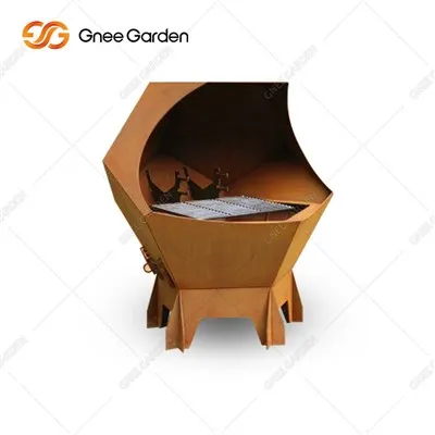 کورتن فولادی بزرگ در فضای باز